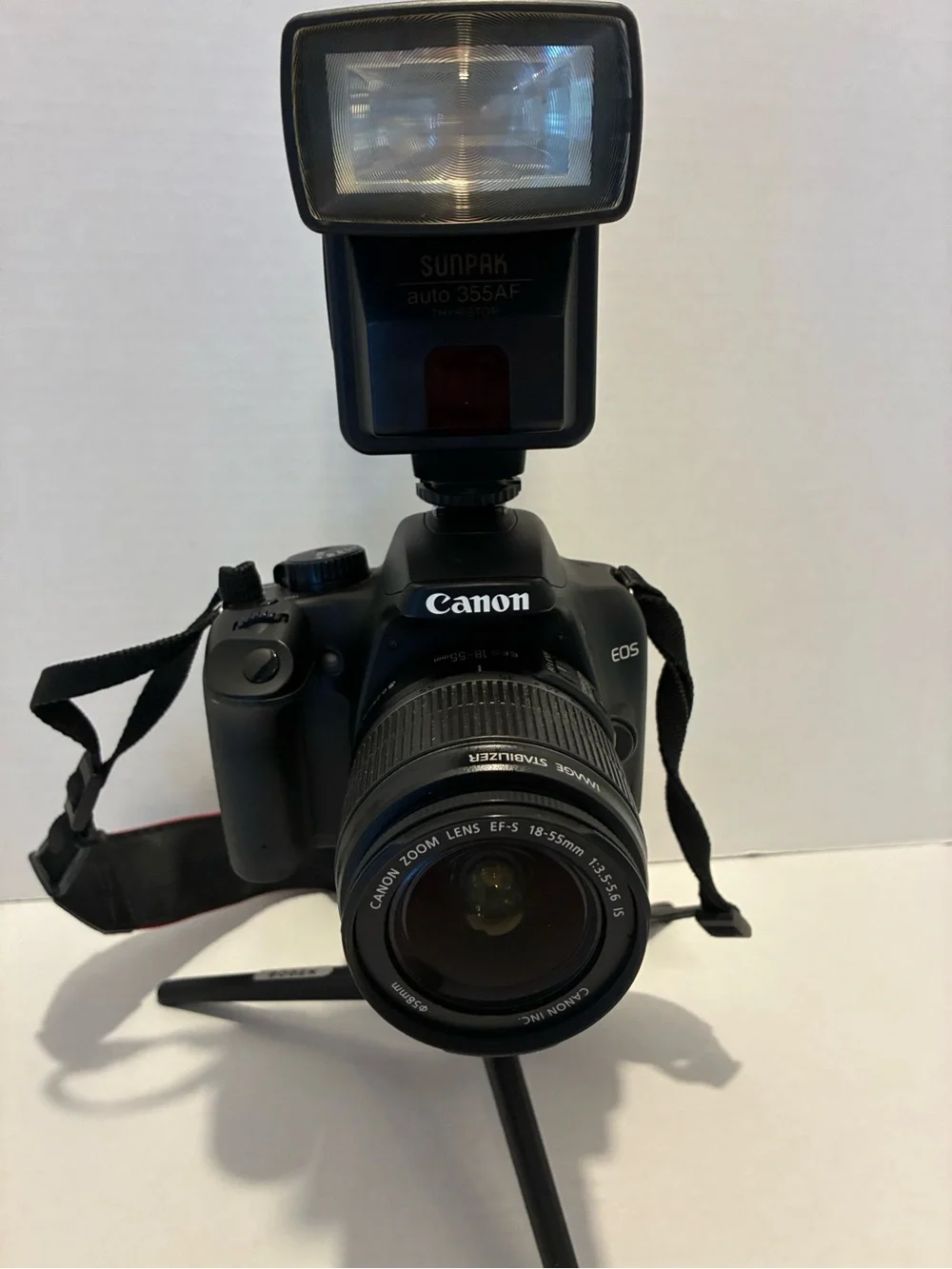 Andis Black DSLR Camera with External Flash
